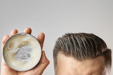 Nên Vuốt Sáp Khi Tóc Khô Hay Ướt? Cách Nào Đúng?